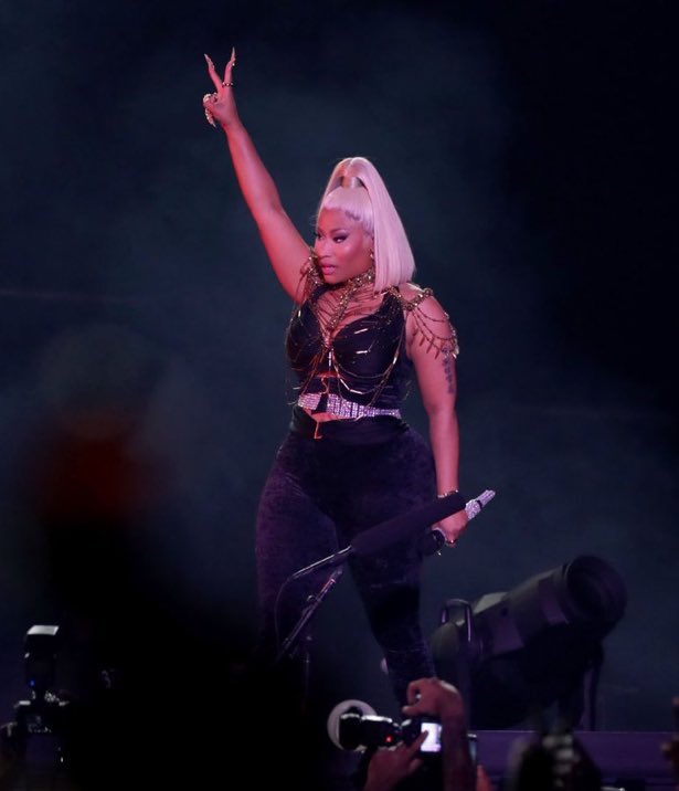5 DAY COUNTDOWN via #BarbzCoalition 🦄for NICKI WEEK 

Wednesday-fave quotable line 
Thursday-fave photoshoot 
Friday- Reasons Nicki is the queen of rap 
Saturday- favorite overall verse 
Sunday- favorite concert or festival  set

This is how everything is being ran this week💖