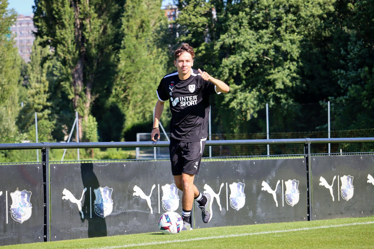 Heureux de vous retrouver ce soir pour la 𝑝𝑟𝑒́𝑠𝑒𝑛𝑡𝑎𝑡𝑖𝑜𝑛 𝑑𝑒 𝑙'𝑒́𝑞𝑢𝑖𝑝𝑒 𝟸𝟸/𝟸𝟹 ! ⚽
 
➡️ RDV  à 18H au Stade Crédit Agricole la Licorne ! 🔥

#FiersDetreAmienois ⚪⚫