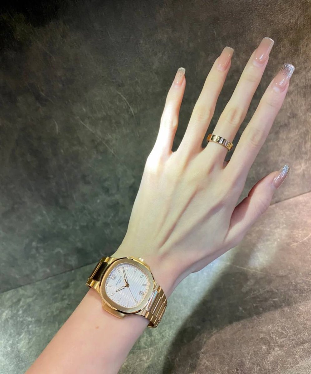 deepakk005361's tweet photo. The investment project made money and bought the long-awaited watch "Nautilus".😘😘😘😘😘😋😋😋😋 https://t.co/XpettuSAX2
