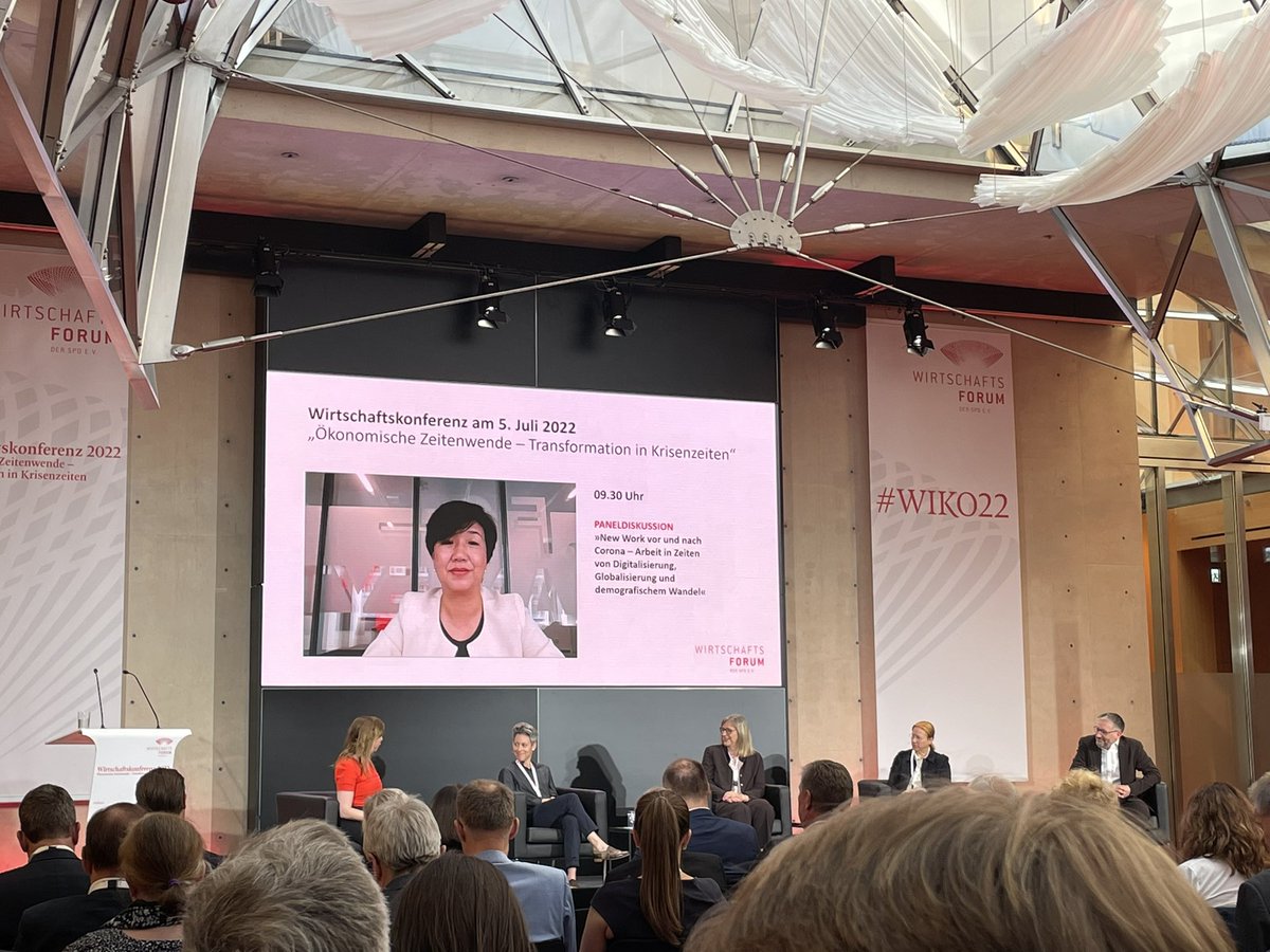 Auf dem Eröffnungspanel der #wiko22 des <a href="/Wirtschaft_SPD/">Wirtschaftsforum_SPD</a> sitzt beeindruckende Kompetenz. Dabei sind sind @JBorggrafe, Jing Mang, <a href="/HeikoKretschmer/">Heiko Kretschmer</a>, <a href="/dieschmidt/">Dagmar Schmidt</a> und Hiltrud Dorothee Werner. 
Die #Frauenquote (inkl. Moderation) beträgt übrigens 83 Prozent. Siehste, geht doch.