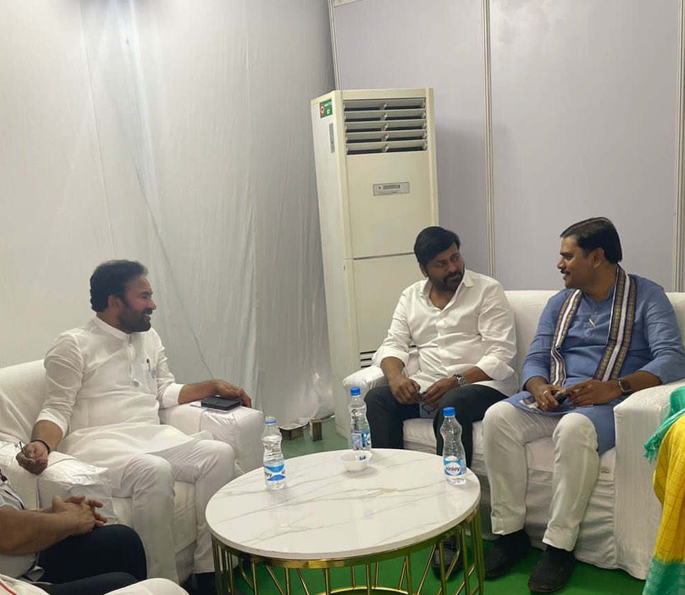 UttarandhraNow's tweet photo. బీజేపీ నేతలతో చిరంజీవి గారు మాటా మంతి. 
#Alluri #Chiranjeevi #UANow https://t.co/c7eyQr5JdT