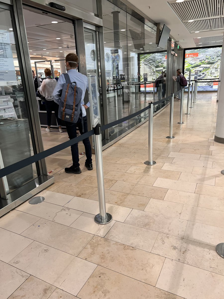 EUflight's tweet photo. Selten war der Check-in so entspannt, liebe @Lufthansa_DE. Mein Rat als Annullierungsprofi: Nutzt Regionalflughäfen! https://t.co/comdo1J4RQ