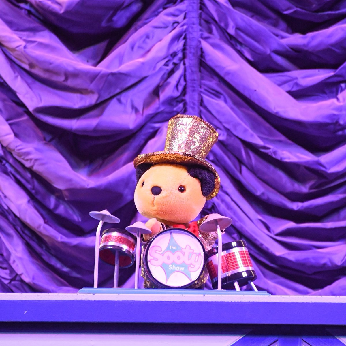 CrealyResort's tweet photo. 🌟 See the Sooty Show LIVE at Crealy this Summer 🌟 - 'Hands down the best show in any UK theme park for years. The cast really are spot on with humour for all ages. We were laughing harder than the kids' - Rich Browning. 

🎟️ https://t.co/DJjc02JXf7 https://t.co/vLdKQAc70y