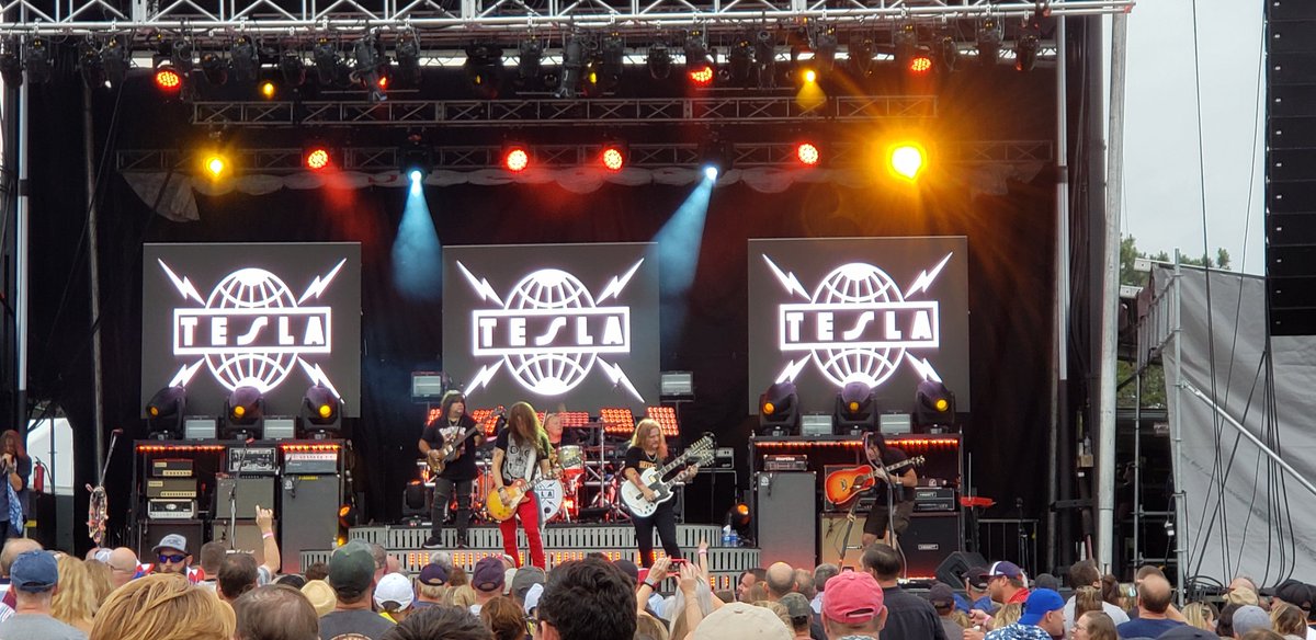 AnnArborChris's tweet photo. @daverude @TeslaBand Dave's Les Paul sounded smooth tonight in Traverse City!! #KillerTone https://t.co/sv2ygqxhy9