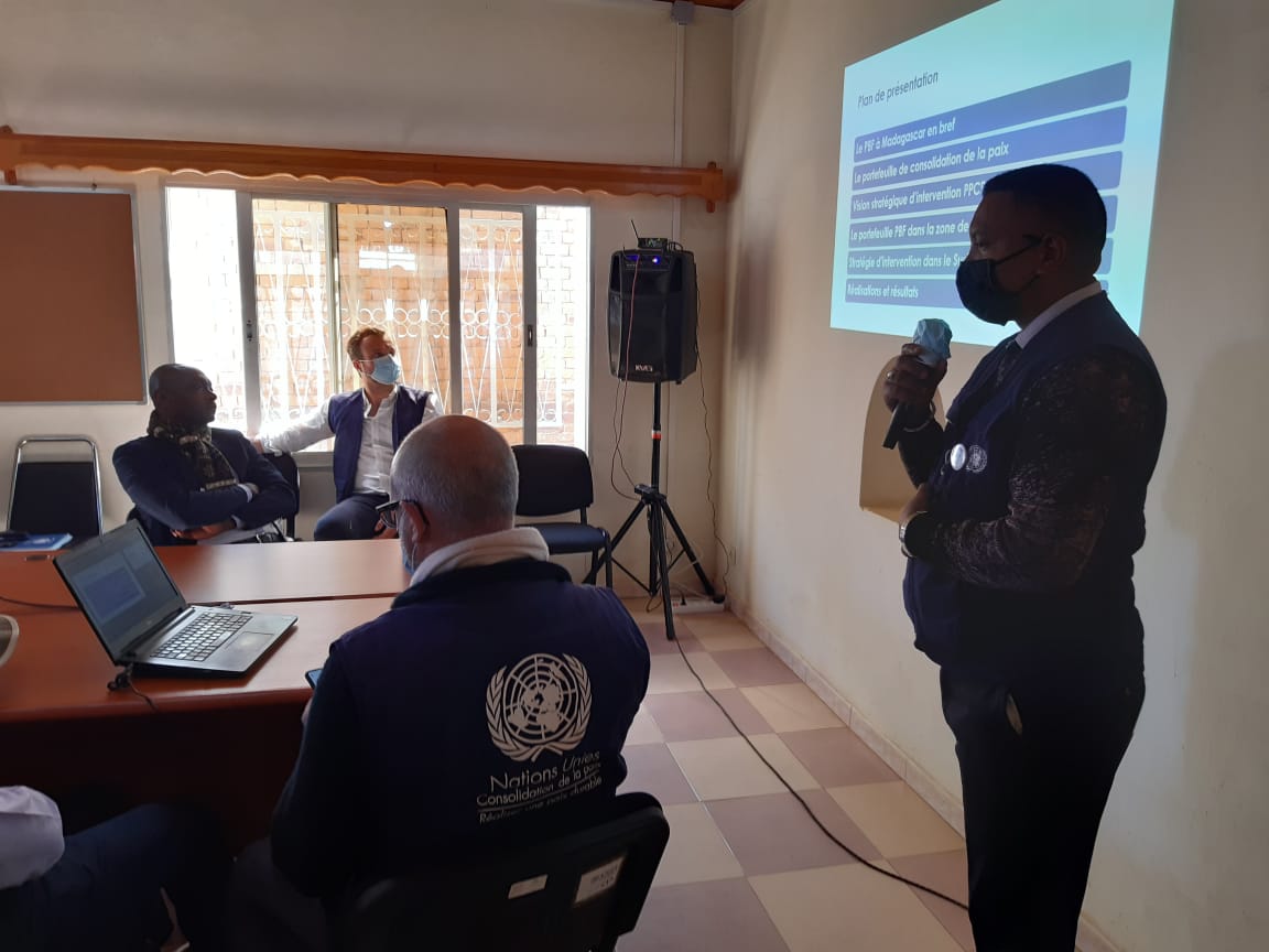 PNUD_Madagascar's tweet photo. L'appui de @PBFMadagascar a #Betroka visait a renforcer la capacité des FDS, les rapprocher de la population, soutenir la gouvernance locale. @PrimatureMDG @UNMadagascar @UE_Madagascar #MIONJO ont mis l'accent sur l'enjeu de la coordination et la synergie pour durer les acquis. https://t.co/c6LZtTFGKE