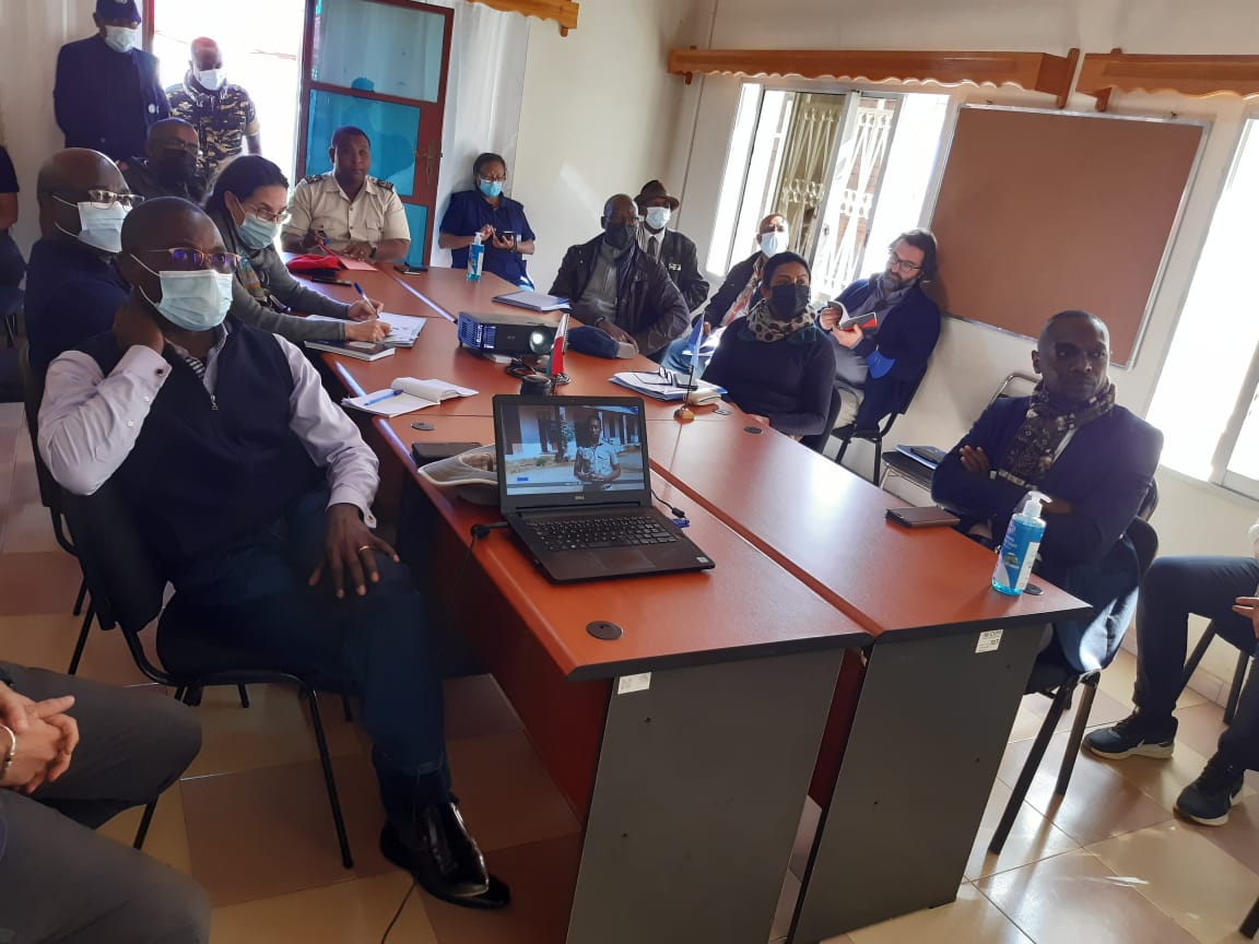 PNUD_Madagascar's tweet photo. L'appui de @PBFMadagascar a #Betroka visait a renforcer la capacité des FDS, les rapprocher de la population, soutenir la gouvernance locale. @PrimatureMDG @UNMadagascar @UE_Madagascar #MIONJO ont mis l'accent sur l'enjeu de la coordination et la synergie pour durer les acquis. https://t.co/c6LZtTFGKE