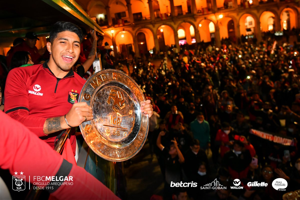 MelgarOficial's tweet photo. 🔴⚫️ ¡GRACIAS AREQUIPA! Con el trofeo en manos los GANADORES del TORNEO APERTURA saludaron a nuestra hinchada incondicional 🤙 https://t.co/18CyqIgPkS