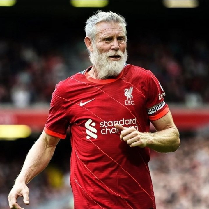 JohnsenStle's tweet photo. 2045 - Manager Steven Gerrard brings on James Milner for the last 15 mins #YNWA 🔴 @JamesMilner https://t.co/vl8qzwjWJW