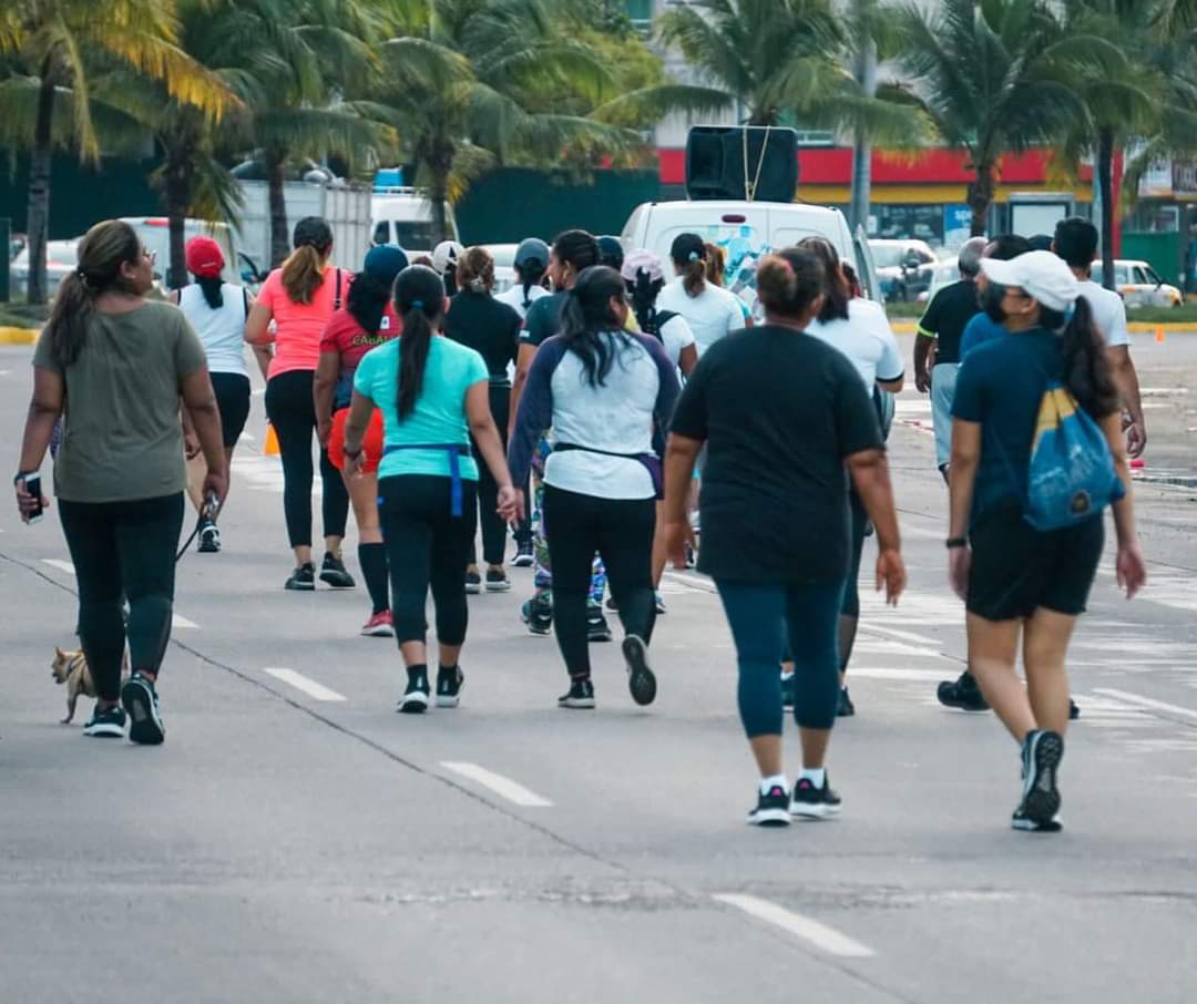 restaca1's tweet photo. Nuestra tarea es hacer de nuestra ciudad un lugar seguro, sustentable, saludable y solidario. La @ViaRecreACA debe motivar un estado de bienestar, eso permite que la ciudadanía sea más productiva y con ello mejore la calidad de vida de la ciudad. 
#ServirParaTransformar https://t.co/jAEi8bXKP1