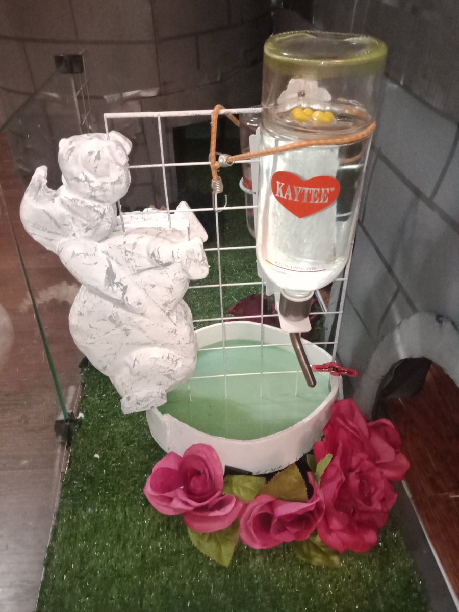 _Hiphophooray_'s tweet photo. May I present Hamelot! (Fountain is actually still curing) included is a bedroom, bathroom, grand hay hall, and the top is just a marketplace stuffed with hidey holes and fluffy as all get out, a spiral staircase, a fake front garden. Me encanta. ^_^ https://t.co/3tIbbYjjUr