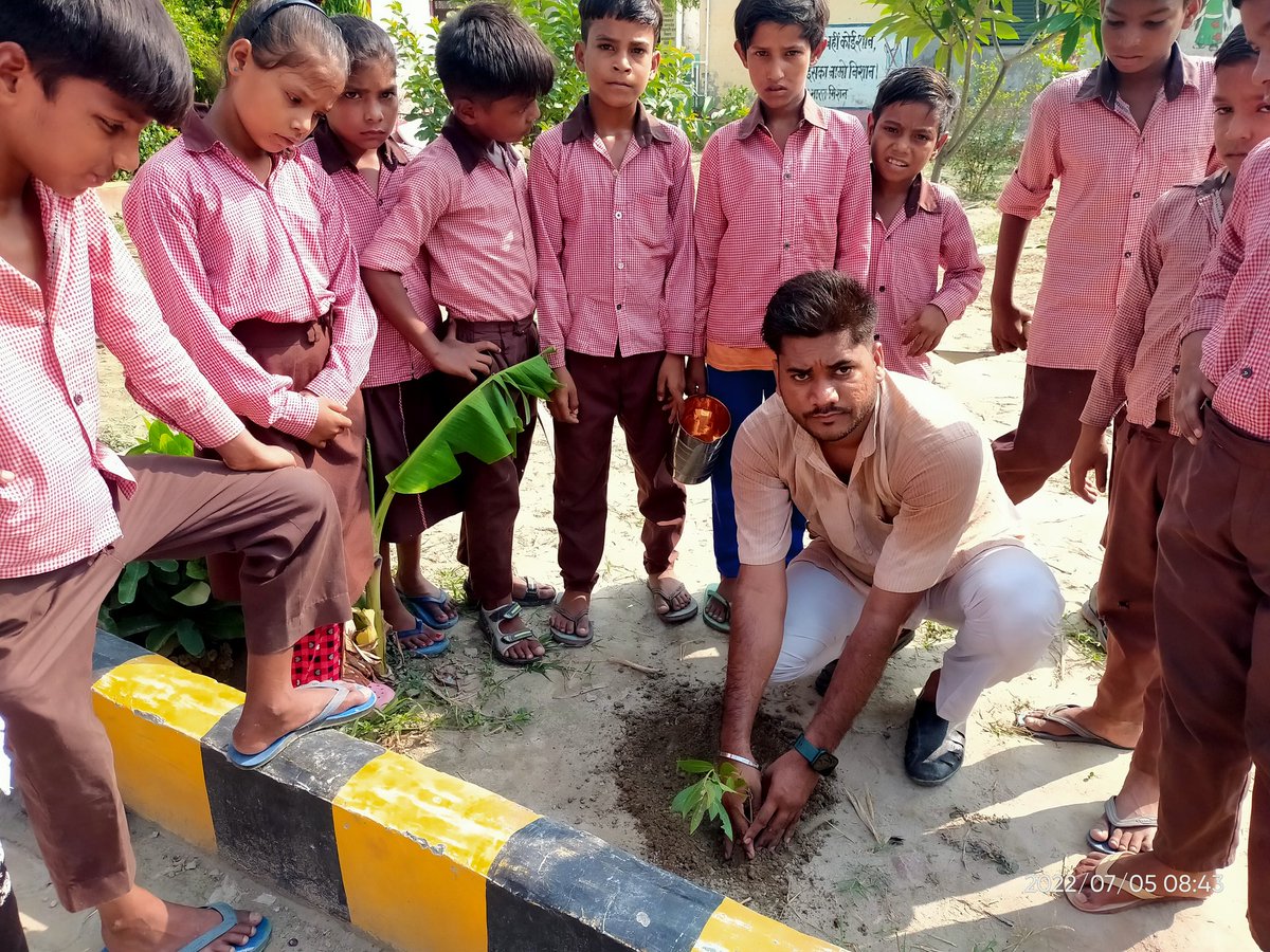 anupam_veer's tweet photo. #haritima #plants #saveearth🌍
आज विभागीय निर्देशानुसार अपने विद्यालय में औषधीय पौधे रोपित किए 🌳🪴
#बेसिक_शिक्षा_विभाग_कासगंज 🙏🏻
@thisissanjubjp @AnubhavVeer https://t.co/ev4kUvJ778