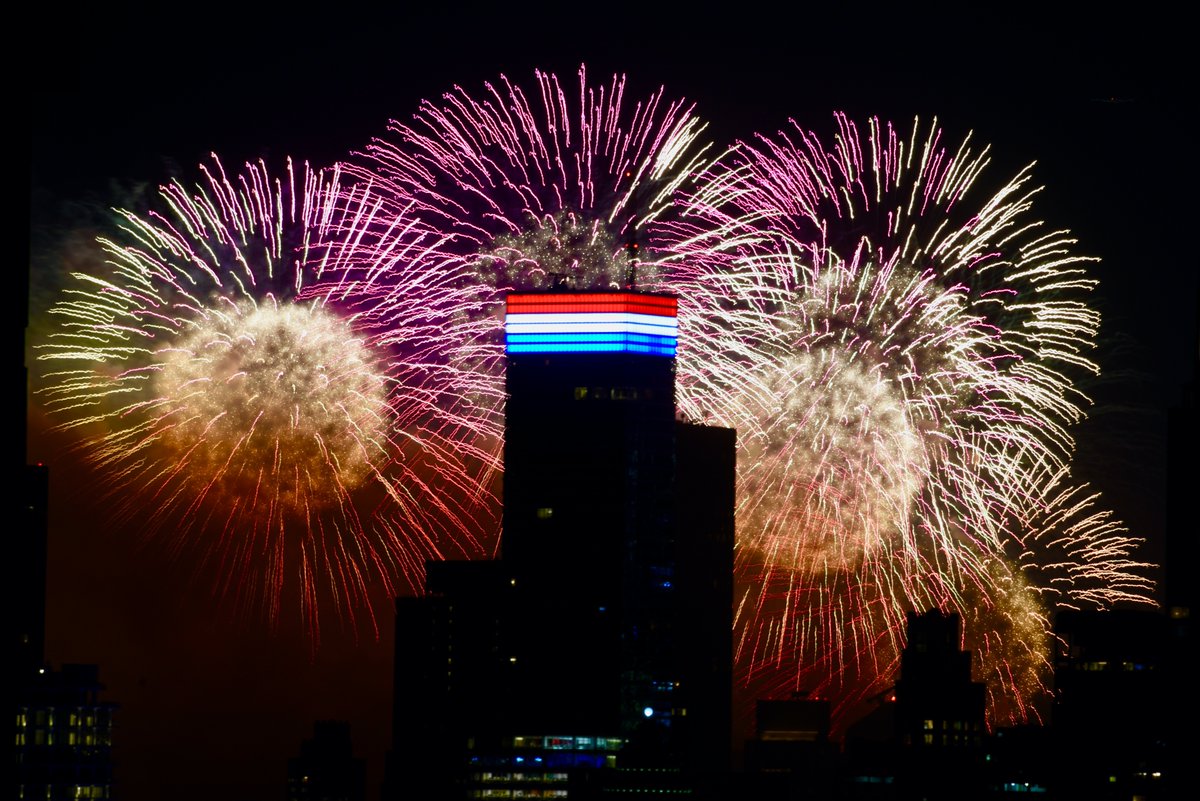 SchoberScience's tweet photo. The NYC/Macy's fireworks display three miles from my apartment window is still an impressive show. https://t.co/Tq2iEJoPRV