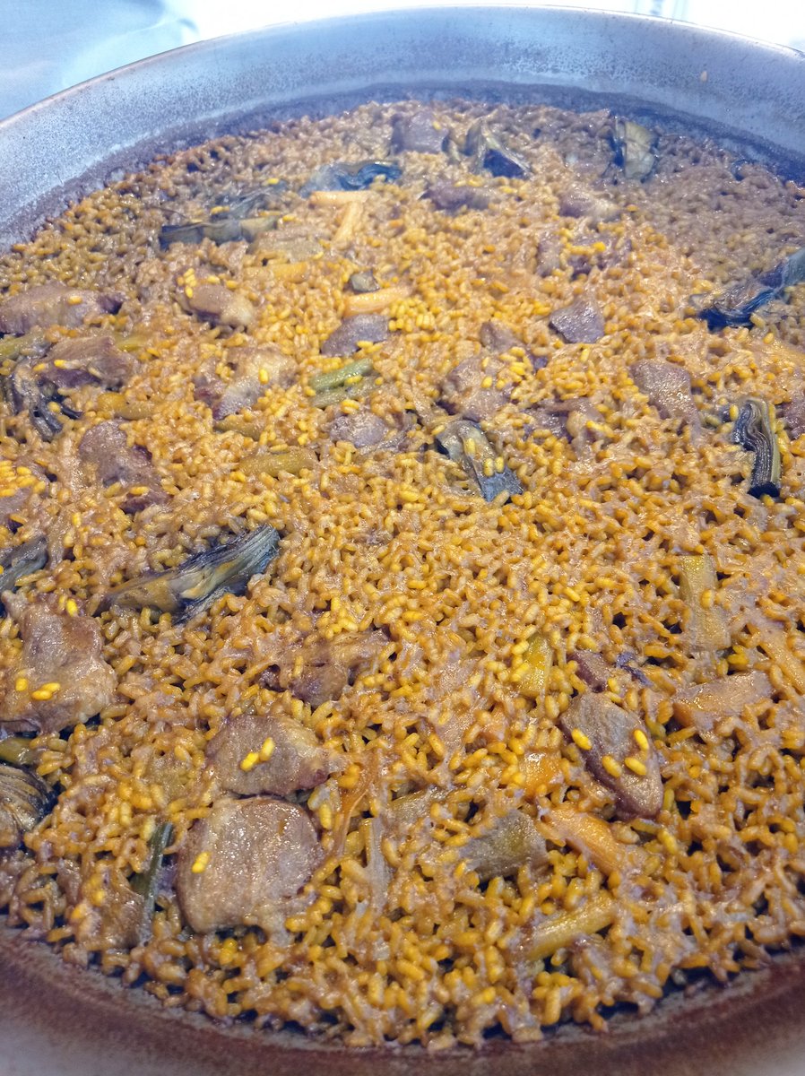 TxemaMillan's tweet photo. Duelo de arroces en @MasBlayet 
Meloso o seco?
Lubina y gambas vs Pluma y alcachofas. Tremendos! https://t.co/Z2sHz0NE3A