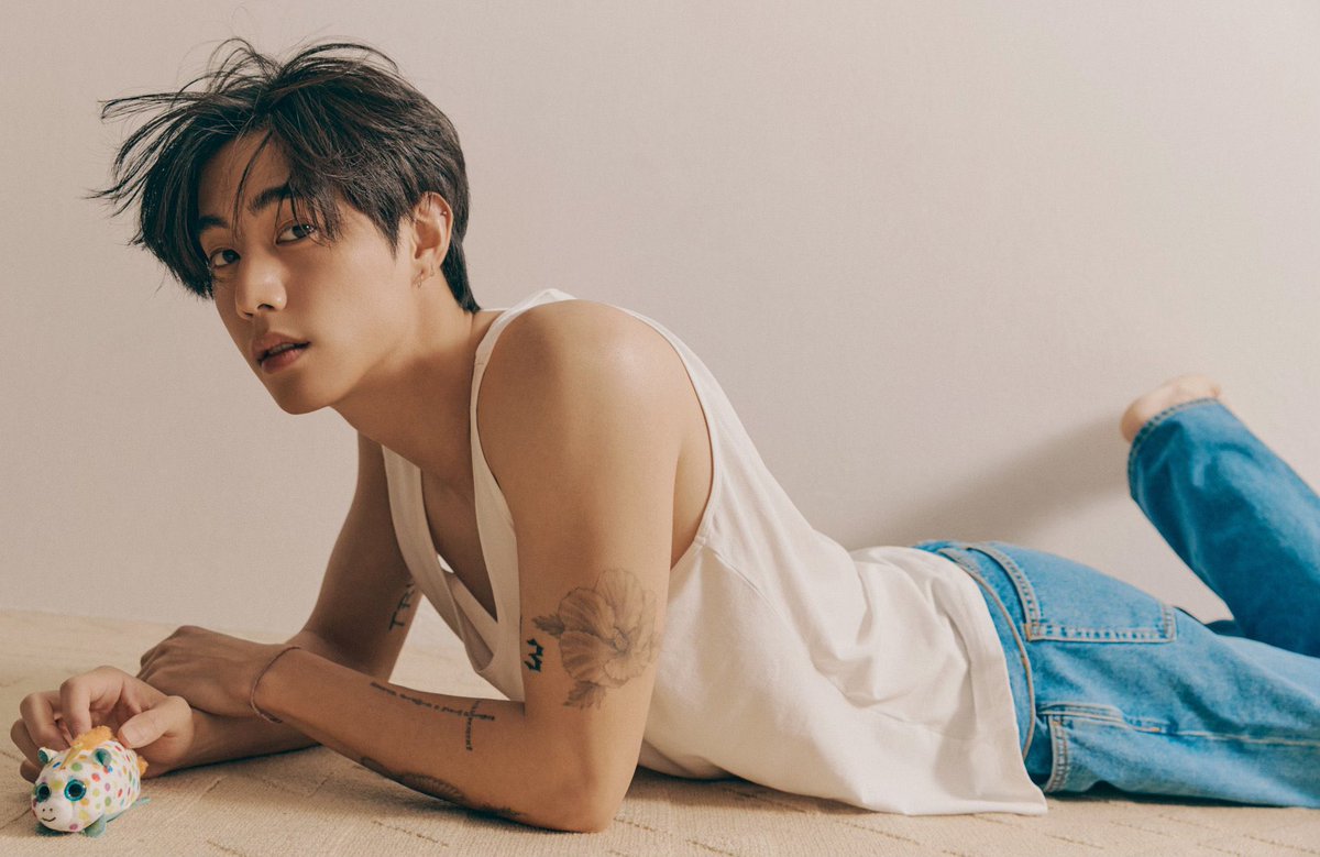 marktiyen's tweet photo. Sometimes I lost my confidence after turning 28 but after got endless love and support from my beloved one, so here I am. Shows off my invincible side on another pieces of B-Cuts for Harper’s Bazaar May 2022. https://t.co/rVuSBMdxBa