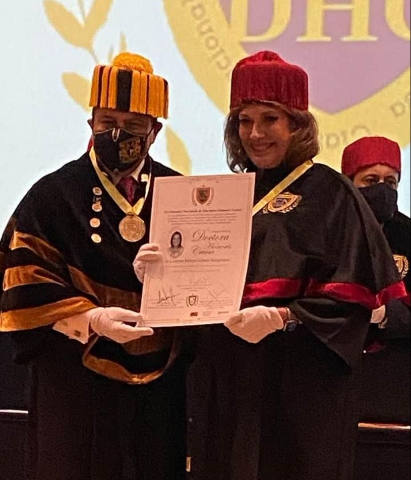 Loreynagomez's tweet photo. Honrada y agradecida al Claustro de Doctores Honoris Causa por otorgarme el título de Doctora Honoris Causa. https://t.co/O9xDuWF3ER