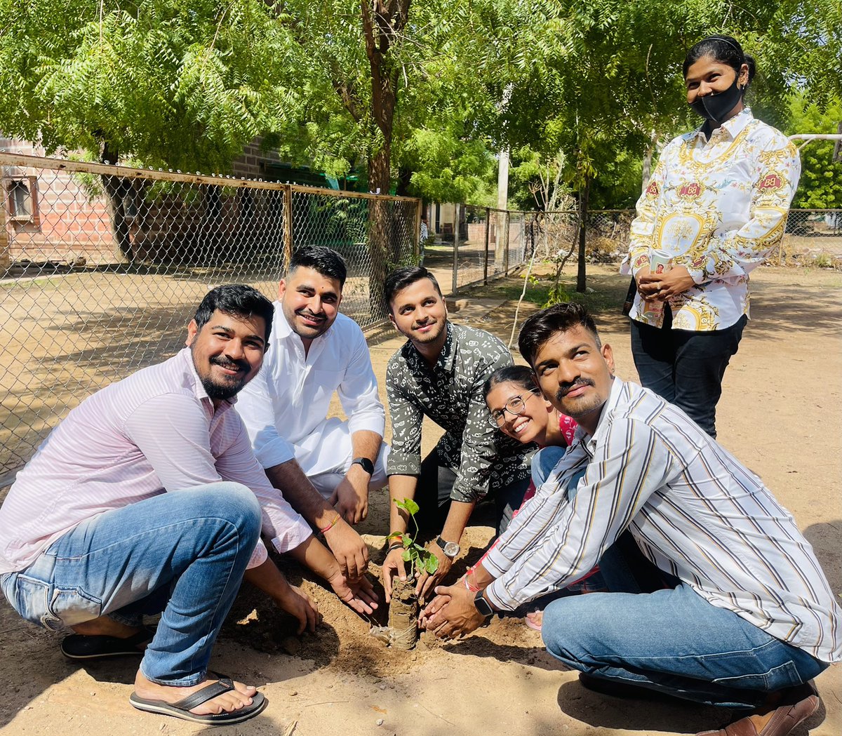 आज सुबह की पहली किरण के साथ विश्वविद्यालय में छोटे भाइयों के साथ पौधारोपण किया , विश्वविद्यालय में छोटे भाइयों का सक्रिय रहकर हर सकारात्मक कार्य में हिस्सा लेना हम सभी के लिए सुखद अनुभव है 

#JNVU_Jodhpur