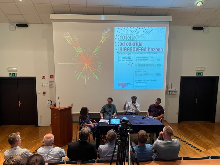 Dogodek, ki so ga ob 10-letnici odkritja Higgsovega bozona v CERN-u organizirali na IJS, je bil zelo zanimiv. Najprej smo poslušali tri krajša predavanja, nato je sledil pogovor Maje Ratej s predavatelji. 🙂
