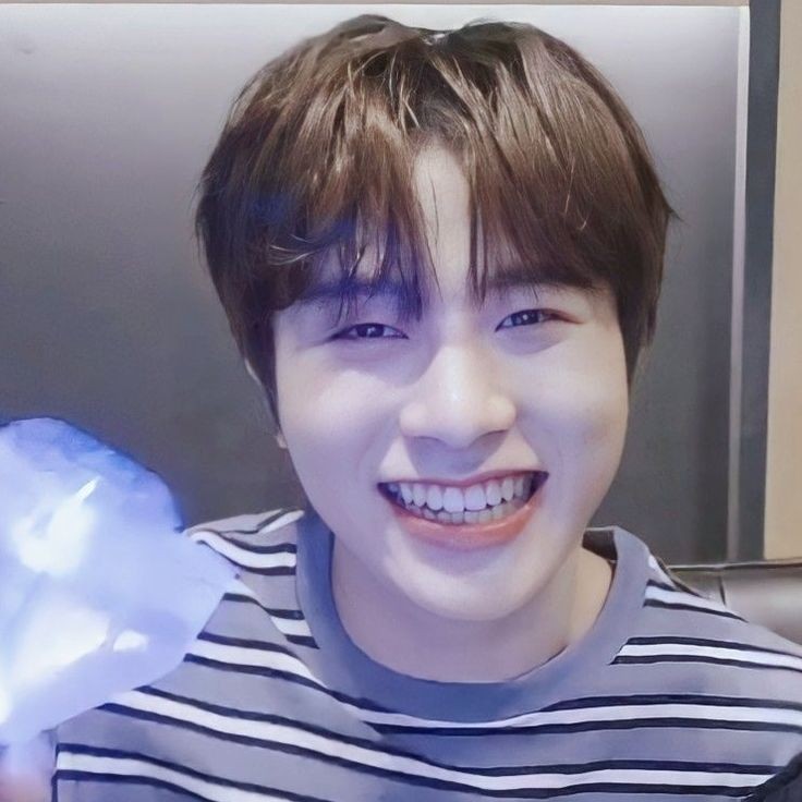 hugsily's tweet photo. ꙳₊↬💐... ¡hey hey! @arskeyy_
↝ has recibido flores y un abrazo de Junghwan 💌
"dobi eres mi multi fav tqm y Junghwannie te ama demasiado" https://t.co/PSB8FFMAgL