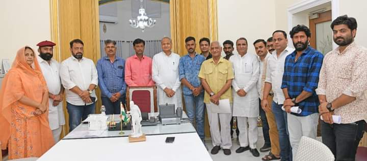 श्री कन्हैयालाल हत्याकांड के आरोपियों को गिरफ्तार करने में महत्वपूर्ण भूमिका निभाने वाले श्री शक्ति सिंह जी चूंडावत व श्री प्रहलाद सिंह जी चूंडावत को सरकारी नौकरी देकर सम्मानित करने के लिए प्रतिनिधिमंडल के साथ मुख्यमंत्री श्री अशोक गहलोत साहब से मुलाकात की ।