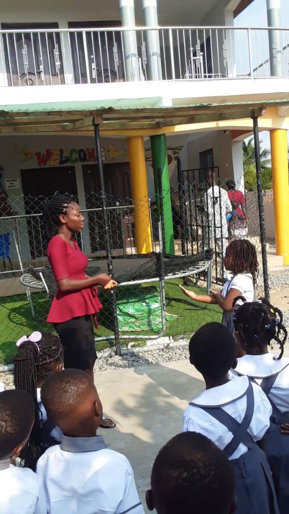 DevioInstitute's tweet photo. Unice a participant in our GSL training program, decided to teach the kids in her school what she learned from her first class. 
#signlanguageinallECEprograms
#allvoicesmatter #liftinglanguagebarriersinlearning https://t.co/J0UJAUaQZh