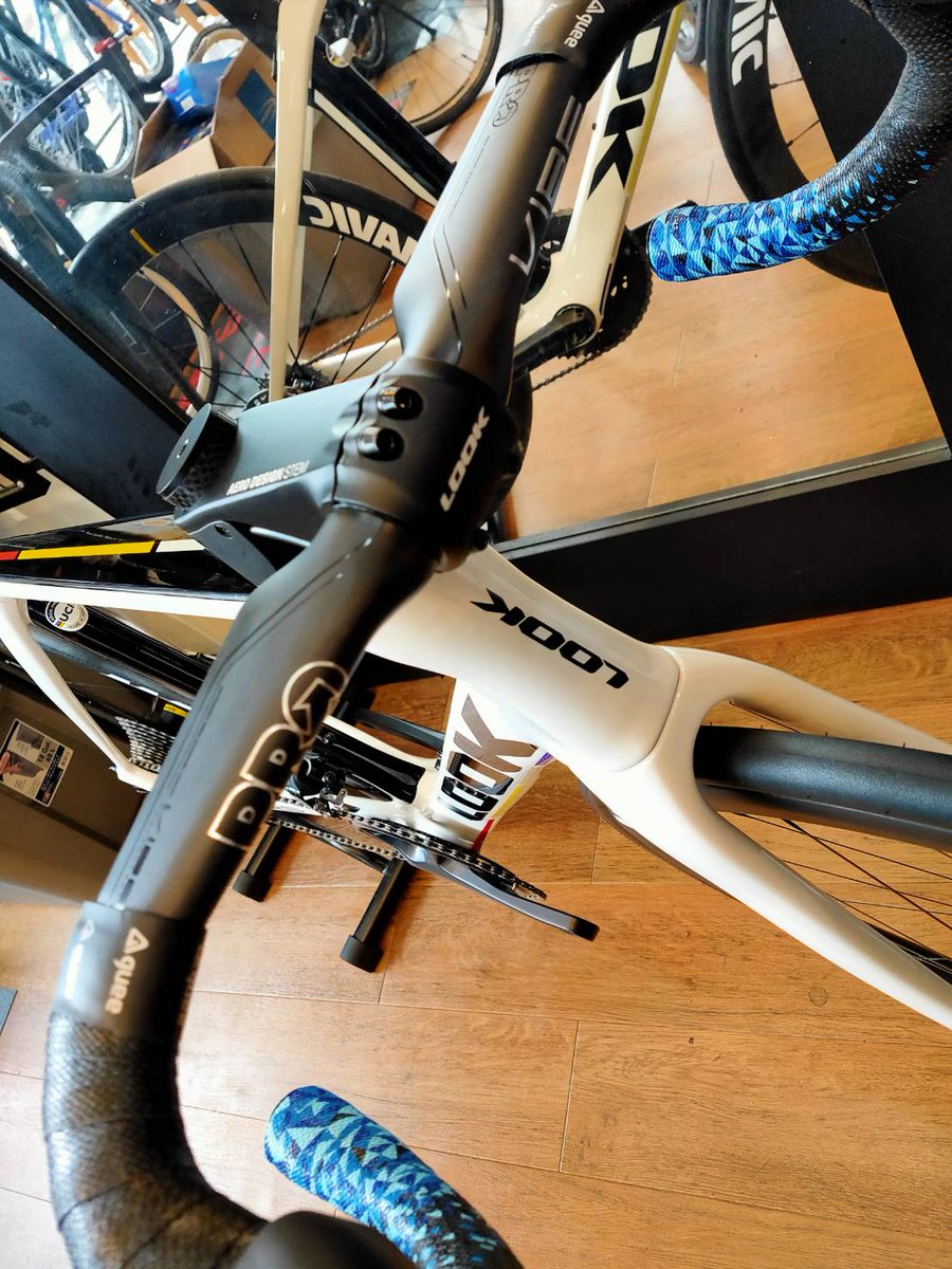 HiranoSquadra's tweet photo. オーナー様のこだわりが詰まったLOOK795BLADE RS DISCがついに完成❗
チームカラーにMAVICの日本限定限定ロゴホイールがバランス良くまとまっていてカッコいい😍
ご納車させていただくのを楽しみにしております😁
#look
#795bladers
#ロードバイク
#納車待ち https://t.co/toxt2HJxlb