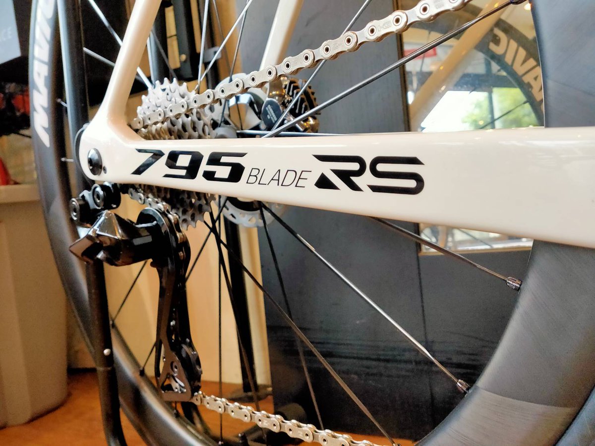 HiranoSquadra's tweet photo. オーナー様のこだわりが詰まったLOOK795BLADE RS DISCがついに完成❗
チームカラーにMAVICの日本限定限定ロゴホイールがバランス良くまとまっていてカッコいい😍
ご納車させていただくのを楽しみにしております😁
#look
#795bladers
#ロードバイク
#納車待ち https://t.co/toxt2HJxlb