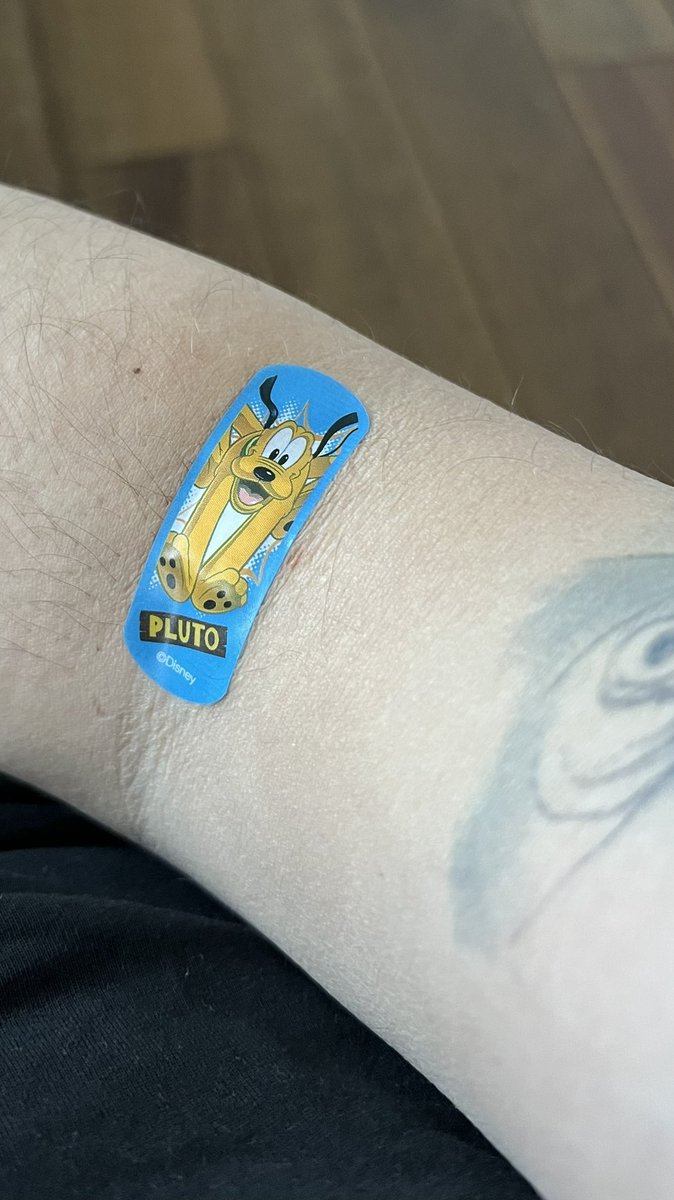 Manchmal lohnt es sich beim Blutabnehmen ein Weichei zu sein. Auch wenn das Pflaster farblich nicht zum Tattoo passt #männerschmerzen