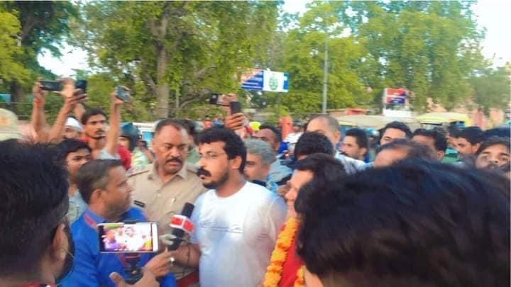 MukeshM49216713's tweet photo. मेरे सभी cha भाइयों मुझे लगता है! कि Cha नर्सेज आंदोलन में कुछ नेता खुद के साफा बंधवाने के चक्कर में 28000 Cha परिवार के साथ धोखा कर रहे हैं!
आप सब भाई बहन को नौकरी चाहिए तो भीम आर्मी प्रमुख के चंद्रशेखर आजाद का साथ देना चाहिए!
@ashokgehlot51 
@News18Rajasthan https://t.co/YBIUZaA9WT