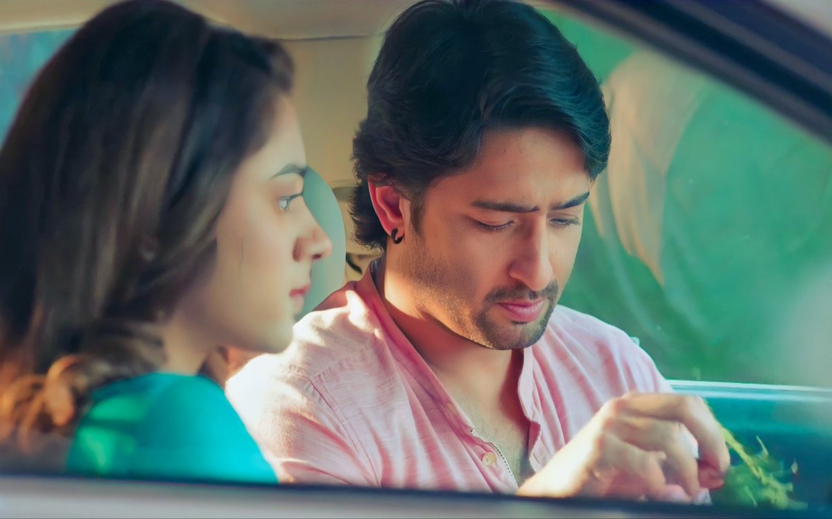 Shaheerparadise's tweet photo. This baby was playing with leaves to avoid the awkwardness between them 😂😭💗💗

#ShaheerSheikh #ShaheerAsKrishna #KriSa #WohToHaiAlbelaa https://t.co/1ULqkCnlqE