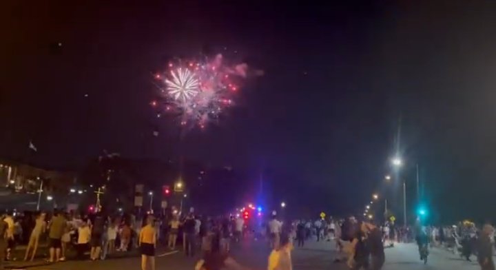 VNoticiasmx's tweet photo. En el festejo del 4 Julio, diversas personas disfrutaban el espectáculo en las inmediaciones del Benjamin Franklin Parkway cuando se desató el tirotero en el cual salieron varios heridos.

#4ofjuly #inseguridad https://t.co/cSuyUfqs64