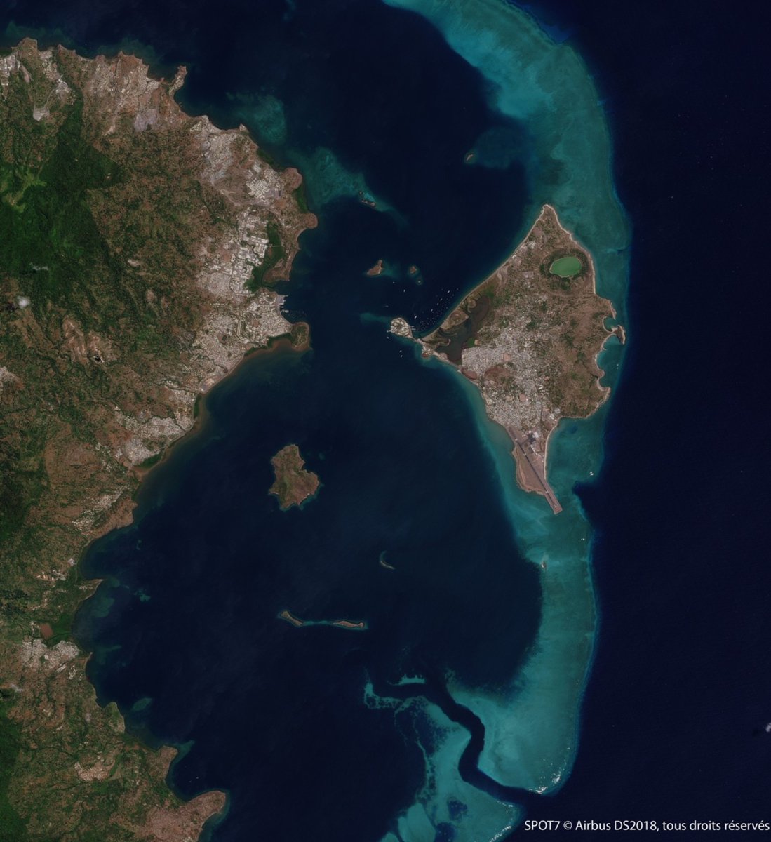 alexandrehory's tweet photo. #Mayotte, département français de l'océan Indien.
Vue de l'est de la Grande-Terre, de Koungou à Dembéni en passant par #Mamoudzou, de la Petite-Terre et de la barrière coralienne avec la superbe passe en S.
Cliché du satellite Spot 7, altitude 697km, 3 mars 2018.
#Geoimage https://t.co/cKlYWZf5W0