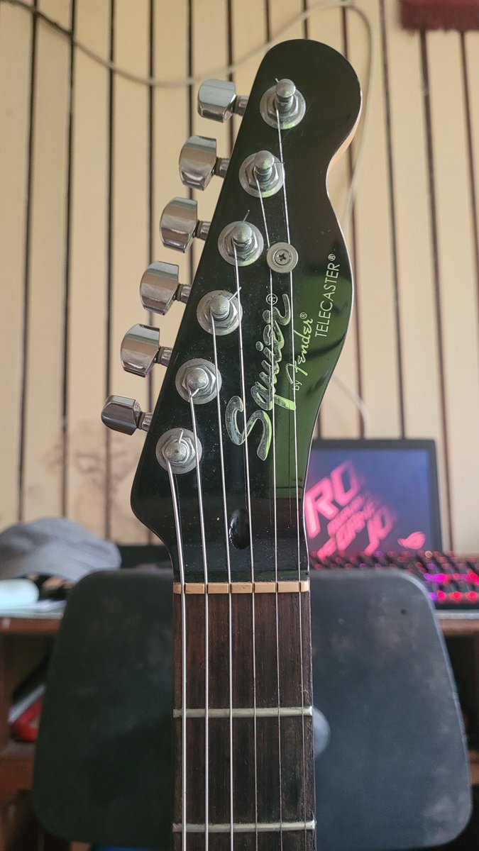 _ezwanmir's tweet photo. guitar dan multi effect untuk di letgo

1) Squier Telecaster John 5 
RM1400 ( used )
Condition 8/10

*includes soft gig bag ( on stage brands )
*free 1 pack guitar string D'Addario 9-42 https://t.co/l1Y6EppIUO