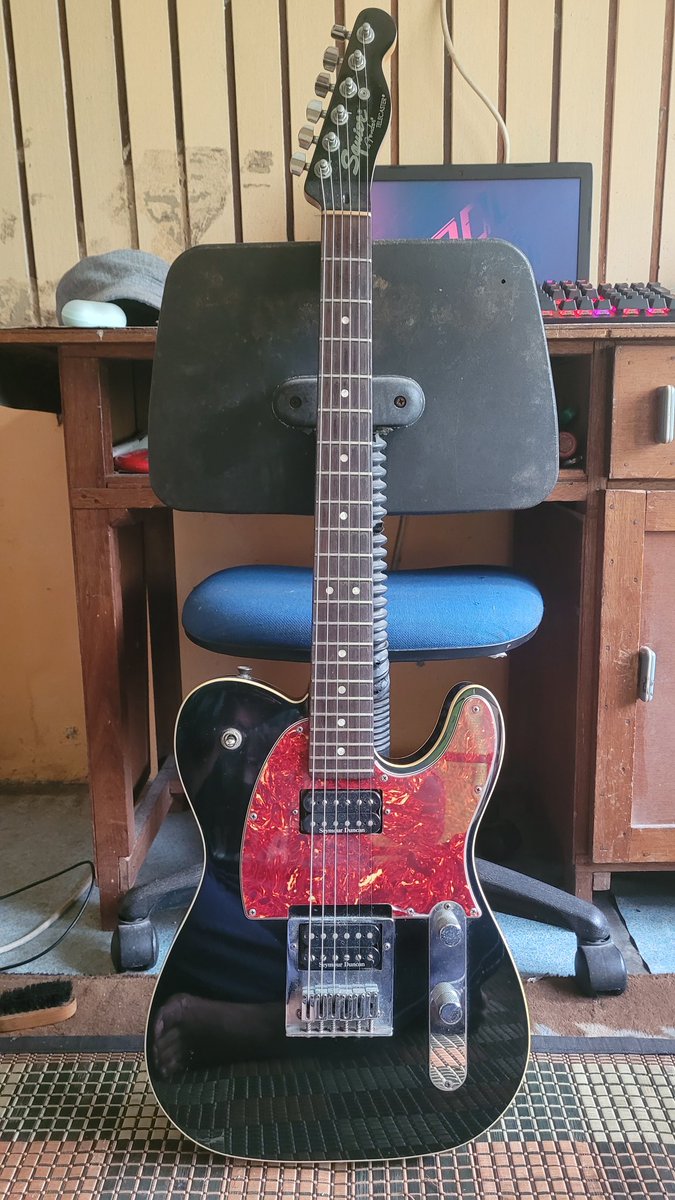 _ezwanmir's tweet photo. guitar dan multi effect untuk di letgo

1) Squier Telecaster John 5 
RM1400 ( used )
Condition 8/10

*includes soft gig bag ( on stage brands )
*free 1 pack guitar string D'Addario 9-42 https://t.co/l1Y6EppIUO