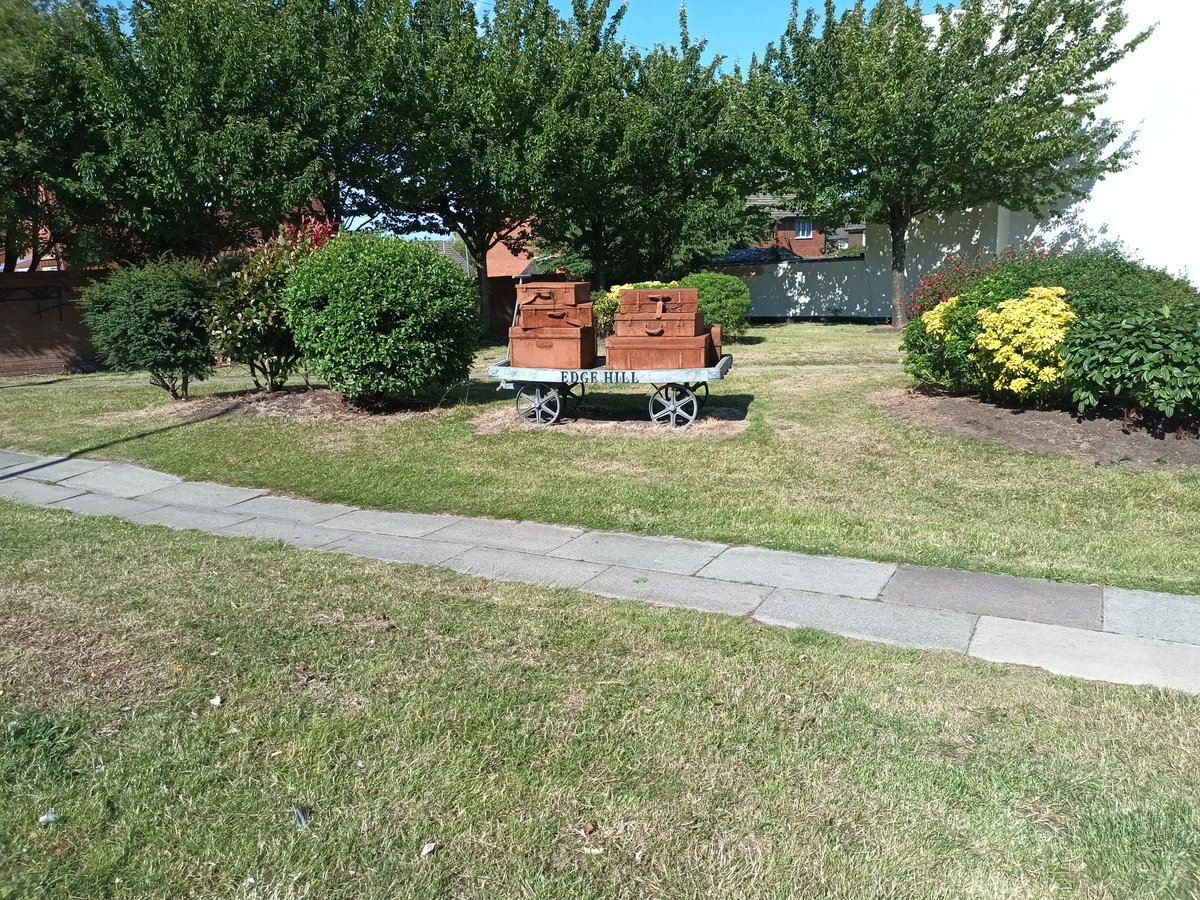 EdgeHill Green,  maintained by the community, assisted by the good team @lpool_LSSL who do regular cuts and clears. Positive, collective action has transformed this once littered green into a welcoming community space #LCV #CommunityCares