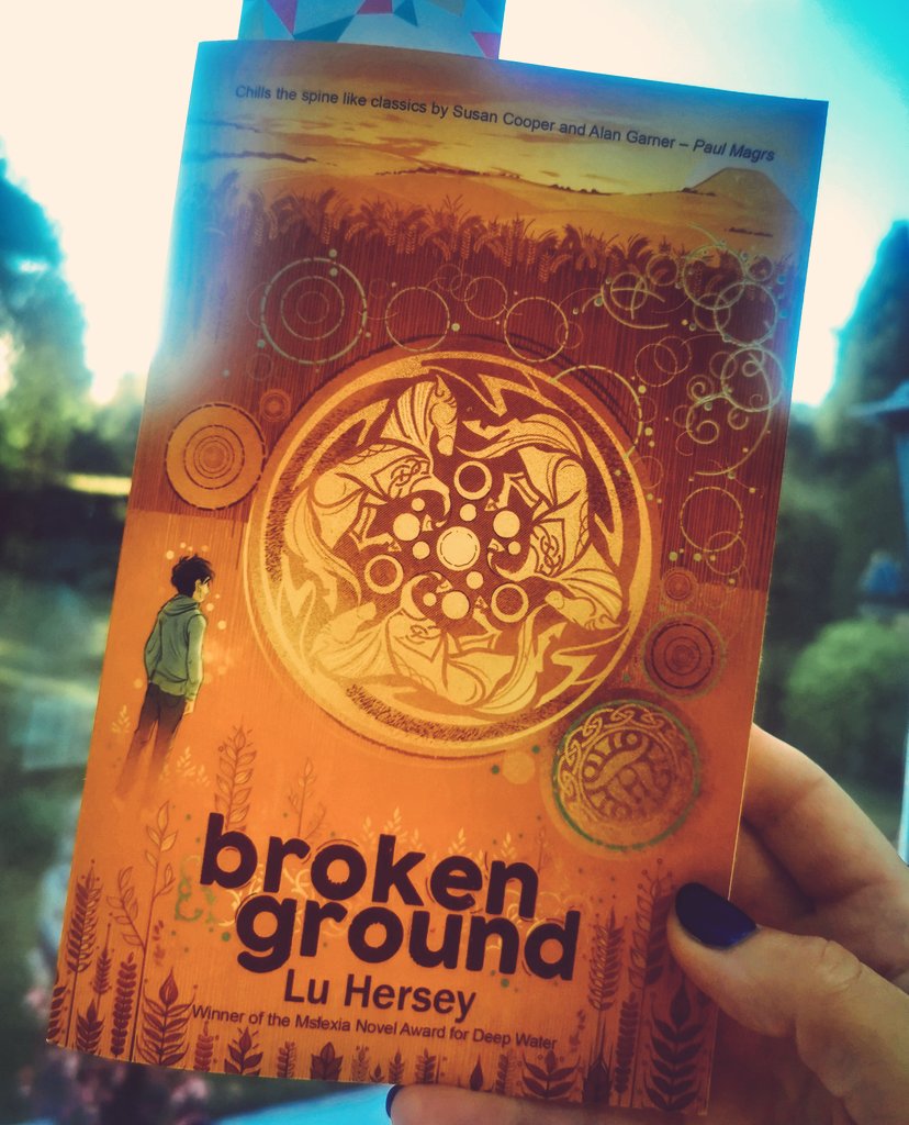 autumnrosewell's tweet photo. For those who love the dark, haunted landscapes of Alan Garner, John Masefield and Susan Cooper, may I present.....
🌟BROKEN GROUND🌟
by @LuWrites.
Lu Hersey won the Myslexia Award for her first novel, Deep Water. Broken Ground is just out from Beaten Track. #hauntedgeneration https://t.co/tEDWNsxhmR