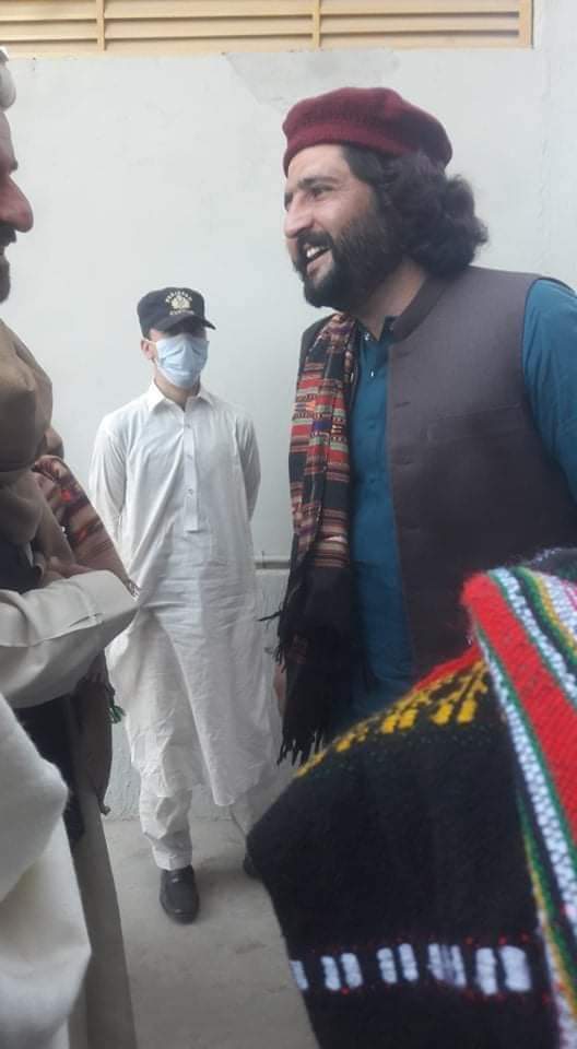 PTM_NEWS1's tweet photo. دی ریاستی بدماشانو نه دی که امن عوشت زنــدان وه دی ځاﺉ وي💔
دی ریاستی بدماشانو نه دی که حپل حق عوشت زندان وه دی ځاﺉ وي😭
کچیری دی ورته بی ګنا پشتونه وژل بیه دی احسان الله احسان عوندی آزاد ګــرزه بیه دی جانوارعوندی آزاد ګرزه https://t.co/fQgO74aT6S