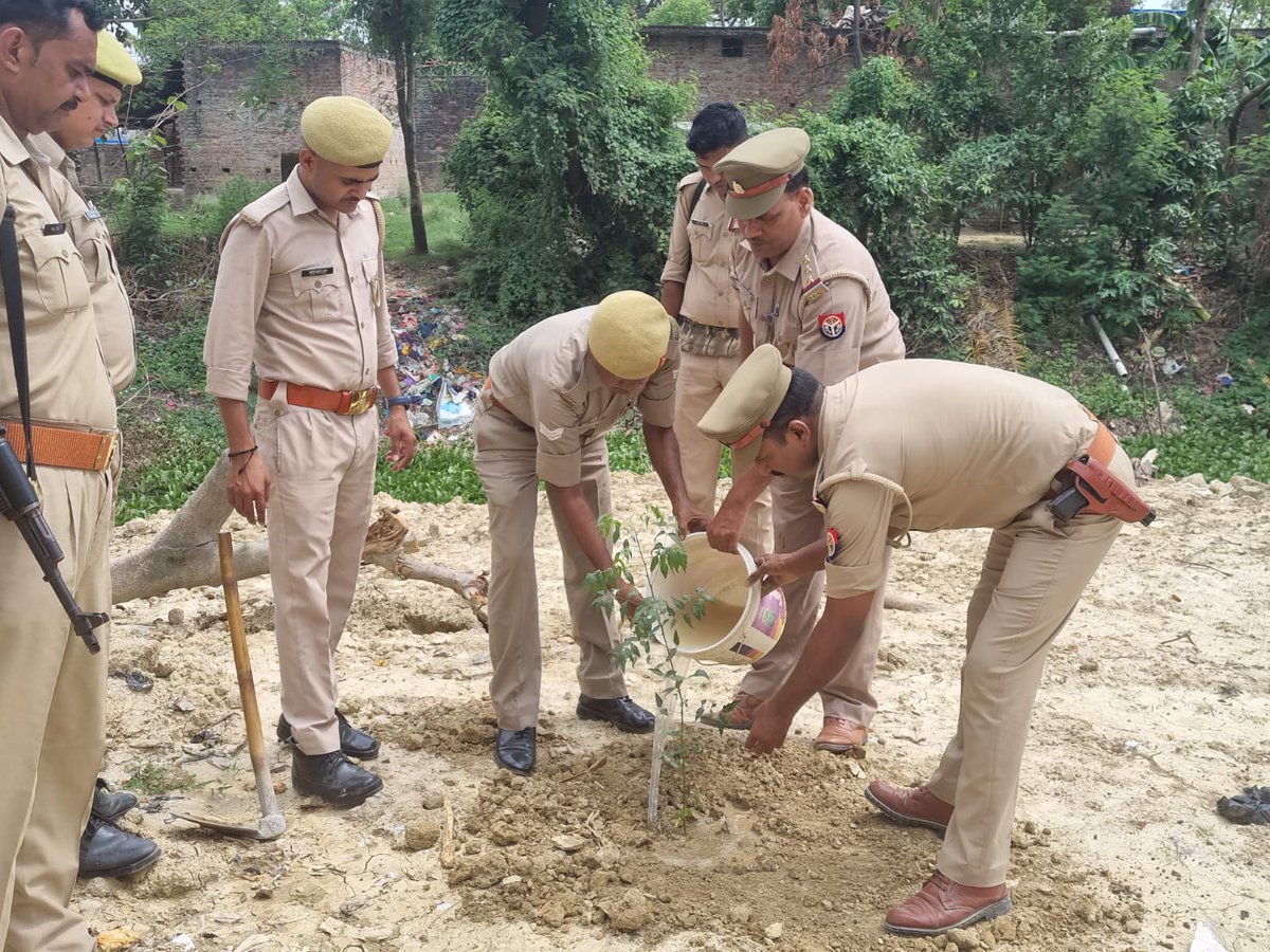 psmahuli's tweet photo. प्रभारी निरीक्षक थाना महोली श्री रविंद्र कुमार सिंह , उप निरीक्षक धर्मेंद्र यादव चौकी मोलनापुर तथा पुलिसकर्मियों के द्वारा वृक्षारोपण किया गया 🌱🌳🌱🌄. https://t.co/4rz219Vymq