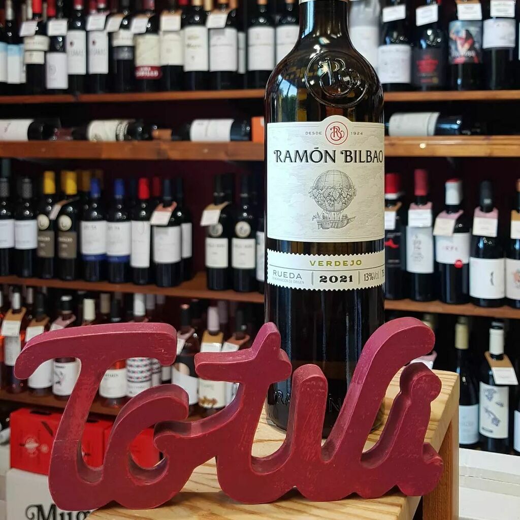 #RAMONBILBAOVERDEJO 🍷
Empezamos Julio con novedad en nuestras estanterias: Ramón Bilbao Verdejo 🍷

Un vino monovarietal, 100% Verdejo 🍇 con una personalidad que se aprecia a simple vista. Un vino fresco y untuoso con un marcado carácter herbal 🍷

¿Lo… instagr.am/p/Cfn7UHJNL7q/