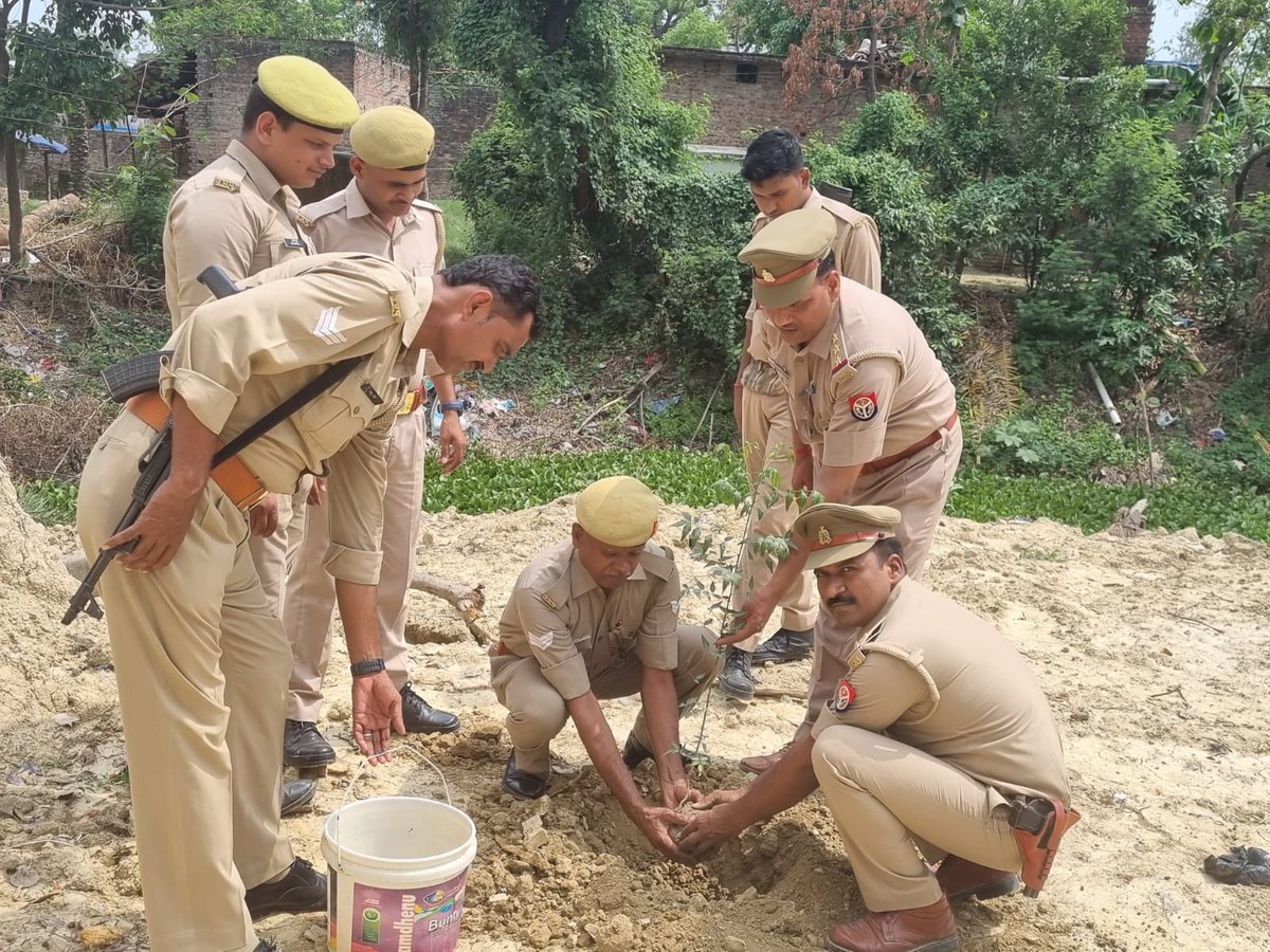 psmahuli's tweet photo. प्रभारी निरीक्षक थाना महोली श्री रविंद्र कुमार सिंह , उप निरीक्षक धर्मेंद्र यादव चौकी मोलनापुर तथा पुलिसकर्मियों के द्वारा वृक्षारोपण किया गया 🌱🌳🌱🌄. https://t.co/4rz219Vymq