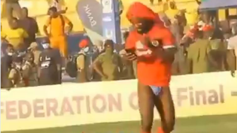 xxx_Dooo's tweet photo. Tulikuwa tunawaza #Simba_sc kumrudisha chizi kwao Mungu amesaidia karudi mwenyewe @Bm3gh. https://t.co/MdGUdXq5ct