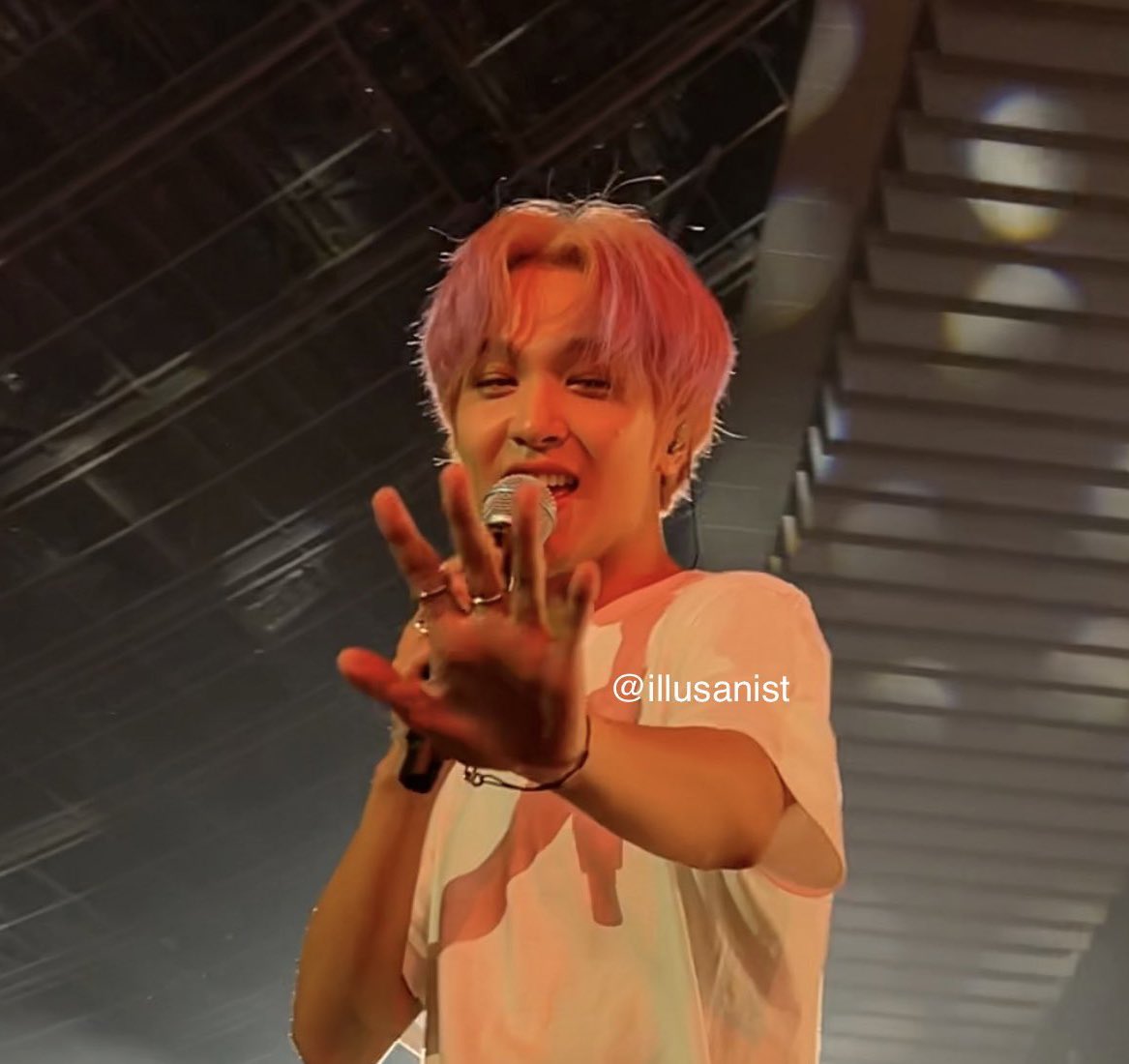 lhcmkI's tweet photo. love haechan's fond smile whenever he looks at fans 🫂 https://t.co/k3rb4kdojp