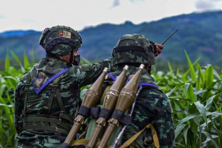 IrrawaddyNews's tweet photo. Thai military personnel are conducting armed patrols in Thailand’s Tak Province along the border with Myanmar in response to the ongoing fighting between the Myanmar regime and Karen resistance groups in Karen State’s Myawaddy Township. 
(Photo: AEC) 
#WhatsHappeningInMyanmar https://t.co/CQlO3MMnBc