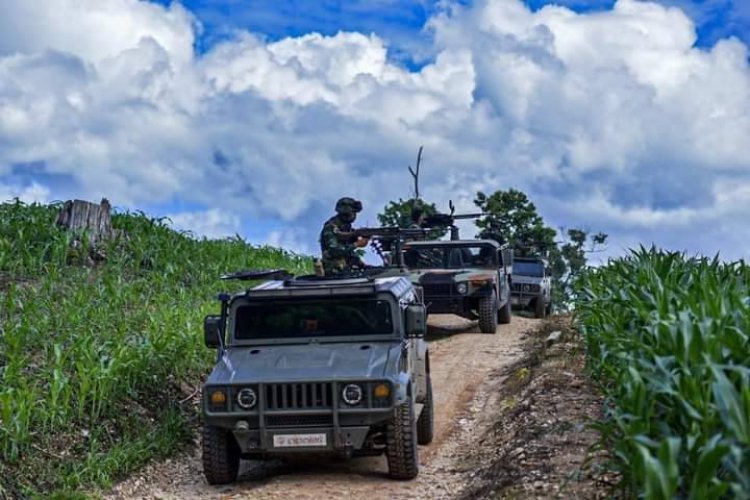 IrrawaddyNews's tweet photo. Thai military personnel are conducting armed patrols in Thailand’s Tak Province along the border with Myanmar in response to the ongoing fighting between the Myanmar regime and Karen resistance groups in Karen State’s Myawaddy Township. 
(Photo: AEC) 
#WhatsHappeningInMyanmar https://t.co/CQlO3MMnBc