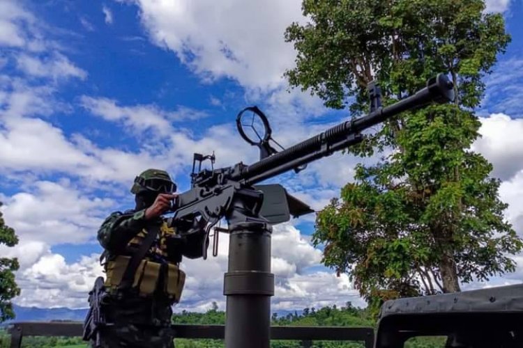 IrrawaddyNews's tweet photo. Thai military personnel are conducting armed patrols in Thailand’s Tak Province along the border with Myanmar in response to the ongoing fighting between the Myanmar regime and Karen resistance groups in Karen State’s Myawaddy Township. 
(Photo: AEC) 
#WhatsHappeningInMyanmar https://t.co/CQlO3MMnBc