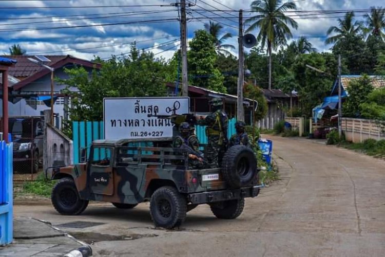 IrrawaddyNews's tweet photo. Thai military personnel are conducting armed patrols in Thailand’s Tak Province along the border with Myanmar in response to the ongoing fighting between the Myanmar regime and Karen resistance groups in Karen State’s Myawaddy Township. 
(Photo: AEC) 
#WhatsHappeningInMyanmar https://t.co/CQlO3MMnBc