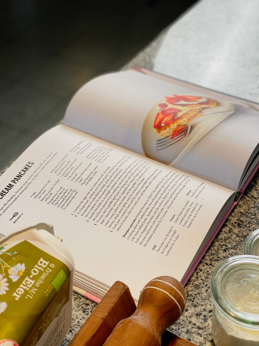 Diese Sour Cream Pancakes aus meinem neuen Buch sind so wahnsinnig lecker! Bist Du eher Team Pancake oder Team Waffel? xxx Cyn

#pancakes #backen #backenmitliebe #modernbaking #homemade #cynthiabarcomi #berlin