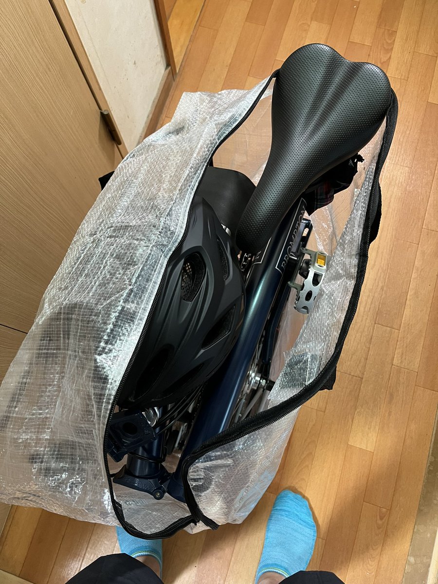 takahon_bro's tweet photo. 雨の日☔️って、皆さんは何してるんだろ?
好きなこと?または愛車のメンテナンスとか?
自分は意味もなく、折り畳んだり展開したり、輪行袋に入れたり出したりして遊んでます😇
#IKEA #DIMPA https://t.co/i88ySJNaNB