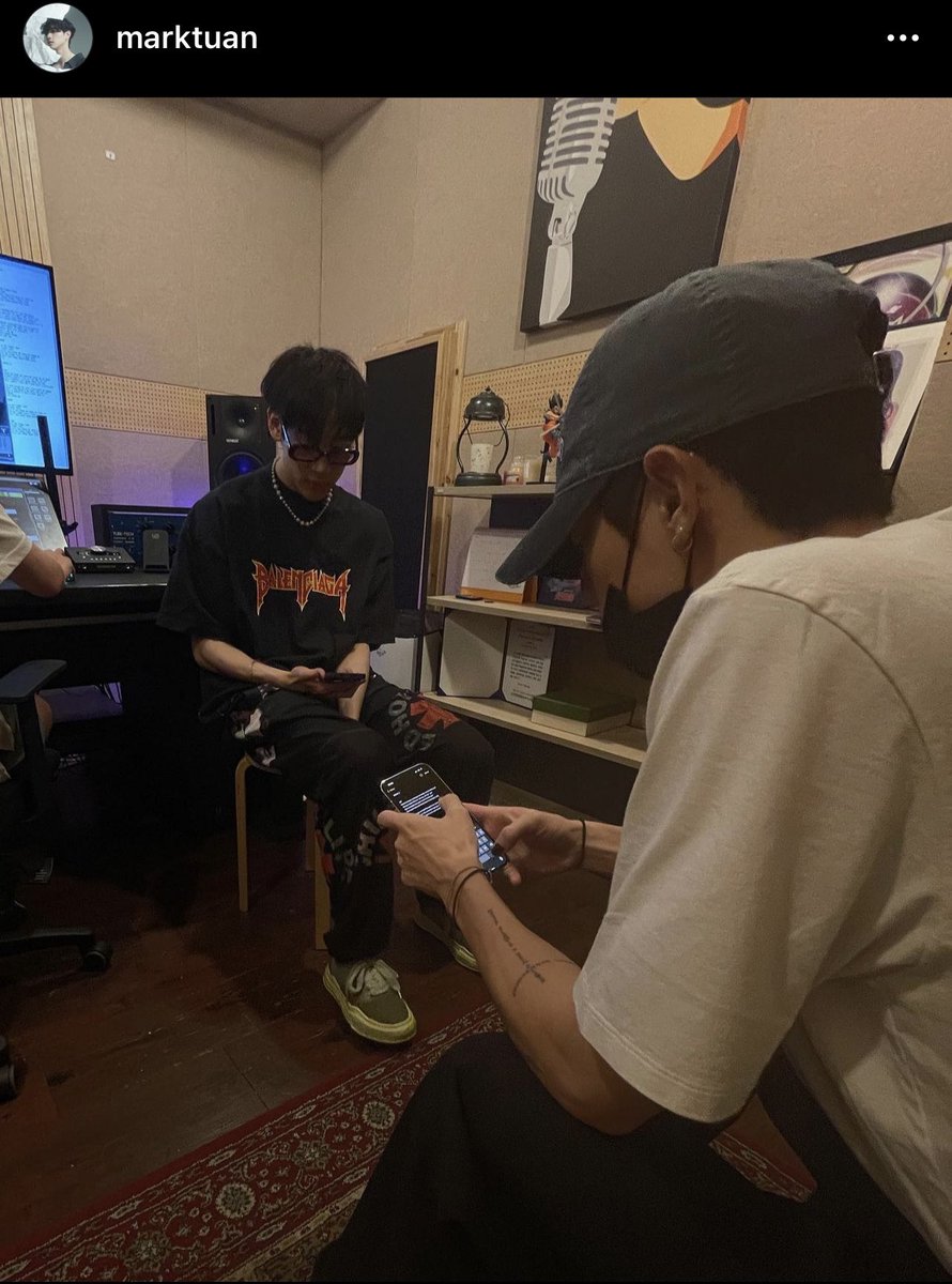 JJJ199_4's tweet photo. เรามักซ่อนใครคนหนึ่งไว้ในรูปหรือเพลงเสมอ ไม่เกินจริงนะ  💜🤍 #MarkTaun #MTBB https://t.co/RKYVOYg6jh