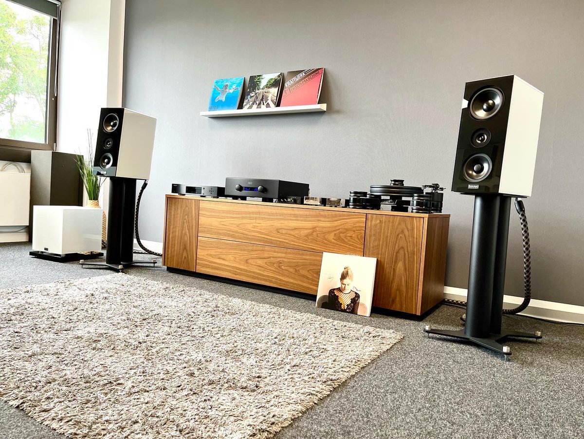 REVIEW: The new edition of the legendary Spark announced by Audio Physic focuses on two things: the dimensioning - and the sonic excellence. 
lite-magazin.de/2022/05/audio-…
<a href="/audio_physic/">AudioPhysic</a> #litemagazin