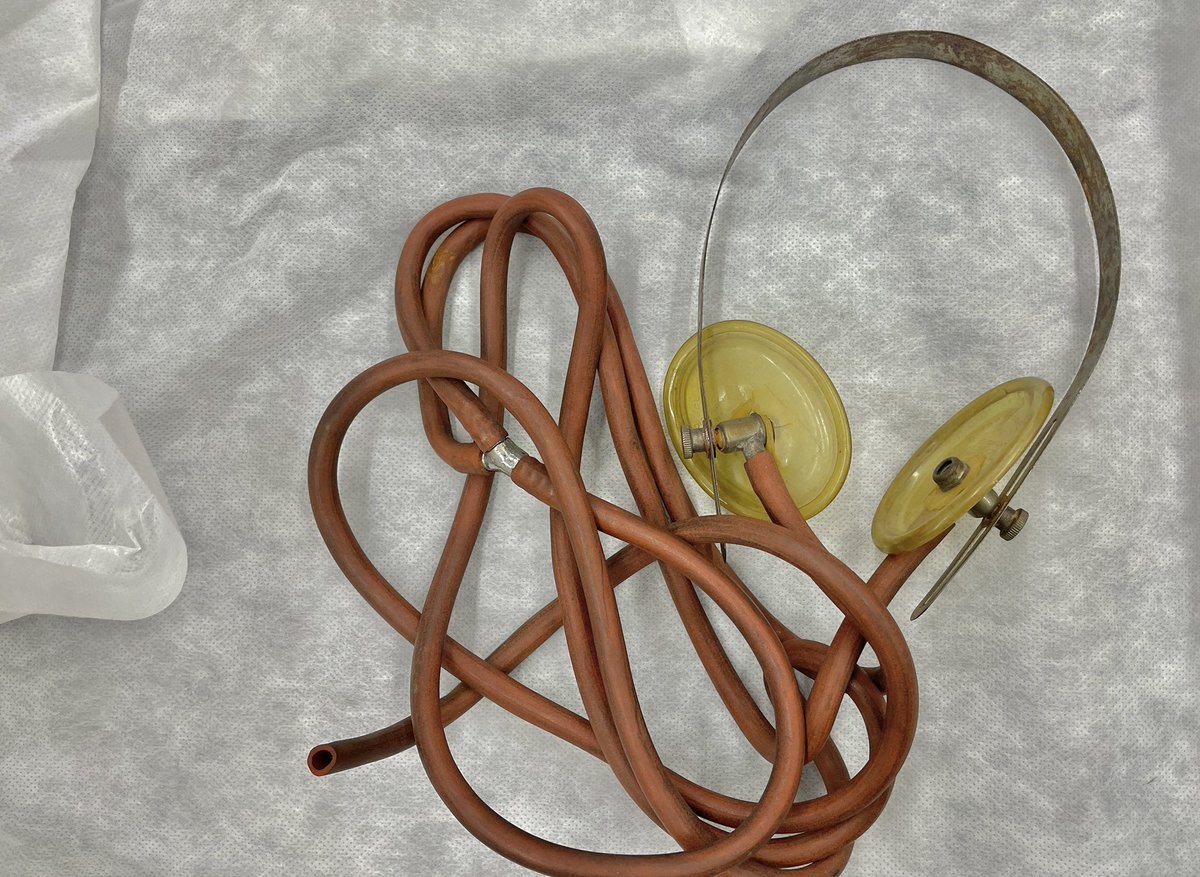 museumusicabcn's tweet photo. Us emporteu música quan marxeu de vacances? Ara és molt fàcil, gràcies a les noves tecnologies, que permeten música infinita mentre duri la bateria del mòbil, però… i abans? Com era la “música portàtil”? Obrim #filmusical! https://t.co/0UMzg0L69O